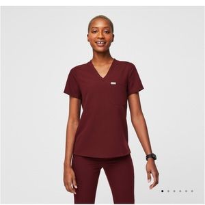 FIGS Catarina One Pocket Scrub Top in Burgundy